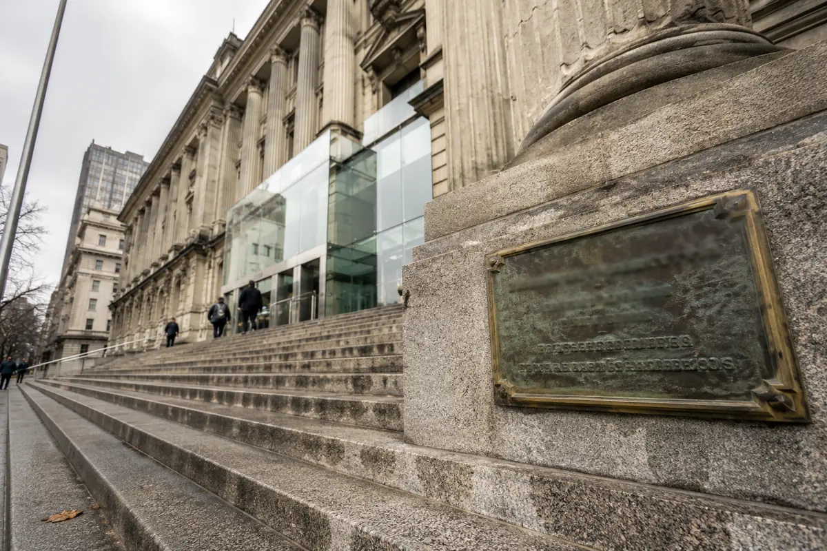 Fachada institucional de tribunal civil chileno con escalinata de granito y columnas neoclásicas: marco procesal del juicio ejecutivo del artículo 434 y siguientes del Código de Procedimiento Civil